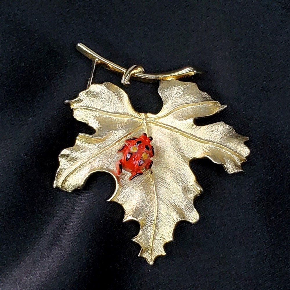VTG Sarah Coventry "Bit O' Fantasy" brooch 1966 gold-tone leaf With ladybug - Picture 7 of 9
